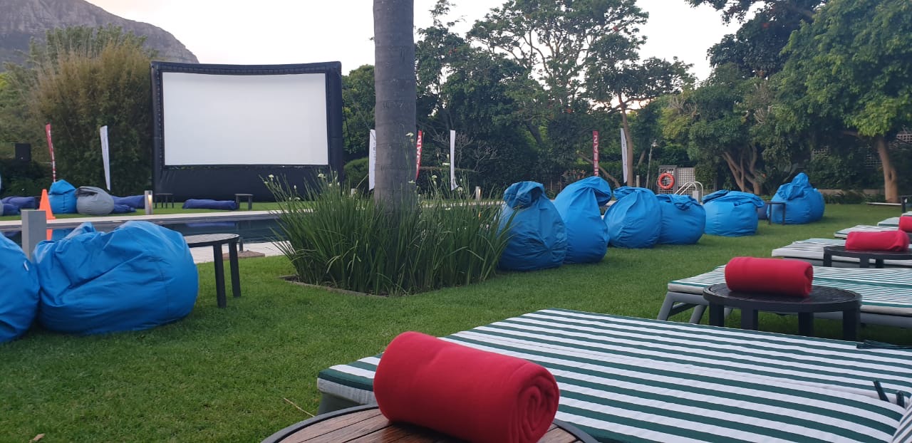 inflatable-movie-screen-garden